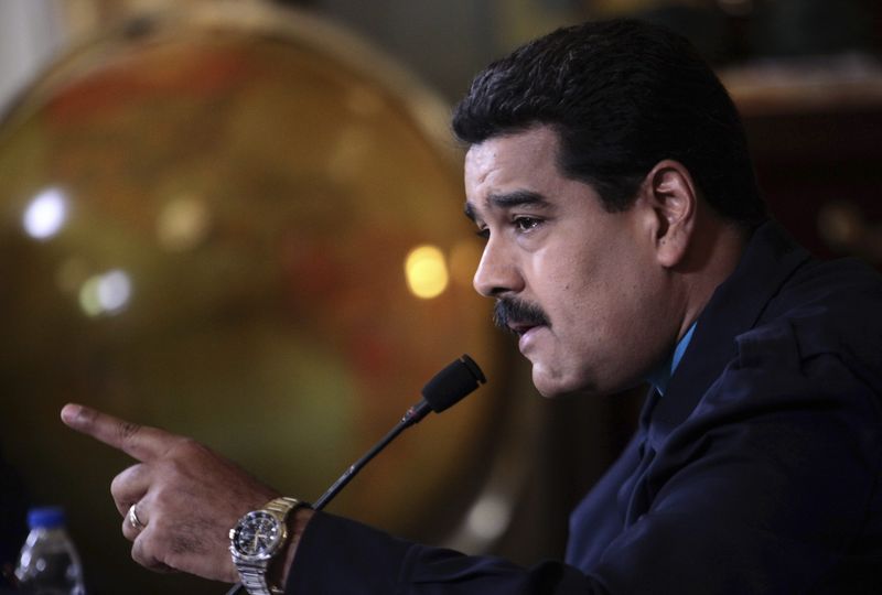 © Reuters. Presidente da Venezuela, Nicolás Maduro, durante transmissão nacional de televisão, em Caracas