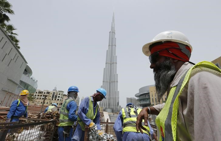 © Reuters. مئات من عمال البناء الأجانب يشاركون في احتجاج نادر على الأجور بدبي