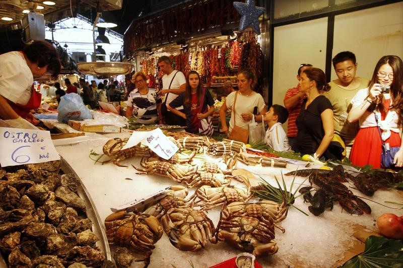 © Reuters. Redada en Barcelona por un supuesto fraude en la venta de pescado