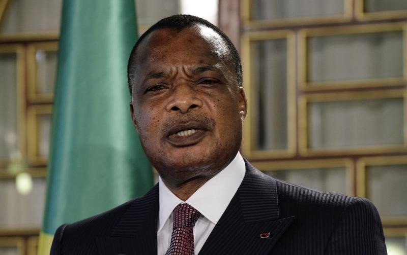 © Reuters. Congo's President Sassou Nguesso speaks during a news conference at Carthage Palace in Tunis