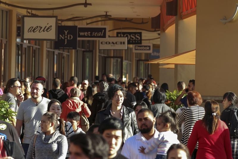 © Reuters. People shop during day after Christmas sales at Citadel Outlets in Los Angeles, California