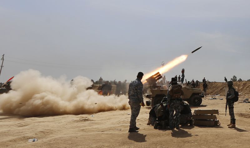 © Reuters. رئيس بلدية: طرد مقاتلي الدولة الإسلامية من بلدة العلم قرب تكريت بالعراق