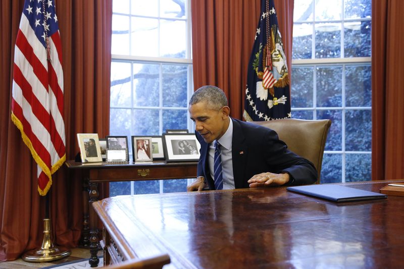 © Reuters. Obama gets up from his desk after signing a presidential memorandum, a Student Aid Bill of Rights to Help Ensure Affordable Loan Repayment, in the Oval Office in Washington