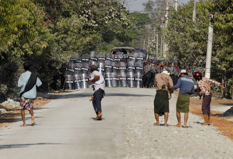 © Reuters. شرطة ميانمار تضرب طلبة وصحفيين ورهبانا وتعتقل نحو 100