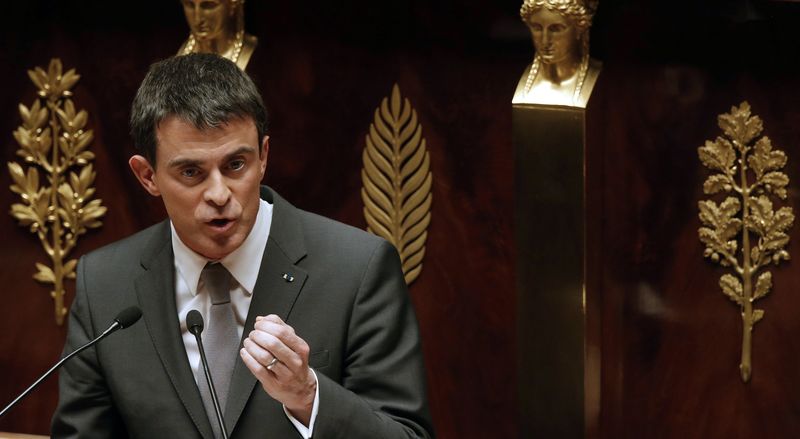 © Reuters. MANUEL VALLS VEUT "DÉCHIRER LE VOILE" SUR LE FN