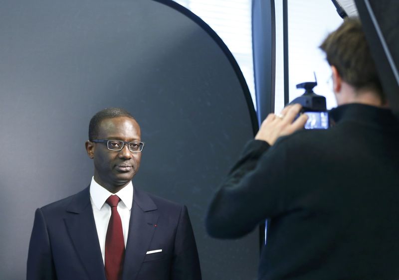 © Reuters. Thiam poses to a photographer after the Credit Suisse news conference in Zurich