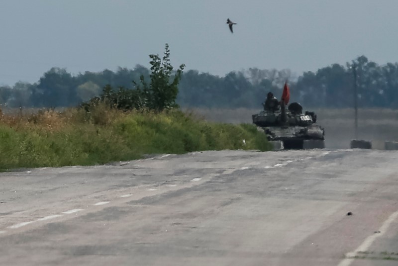 © Reuters. مسؤولة امريكية: مزيد من الدبابات والمعدات الروسية تعبر حدود اوكرانيا