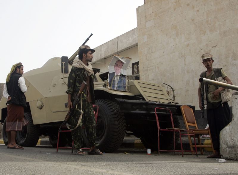 © Reuters. مسؤول: مقتل ضابط مخابرات كبير و3 جنود في هجمات في جنوب اليمن