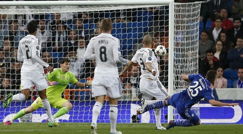 © Reuters. Schalke 04's Klaas-Jan Huntelaar scores a goal during their round of 16 second leg soccer match in Madrid