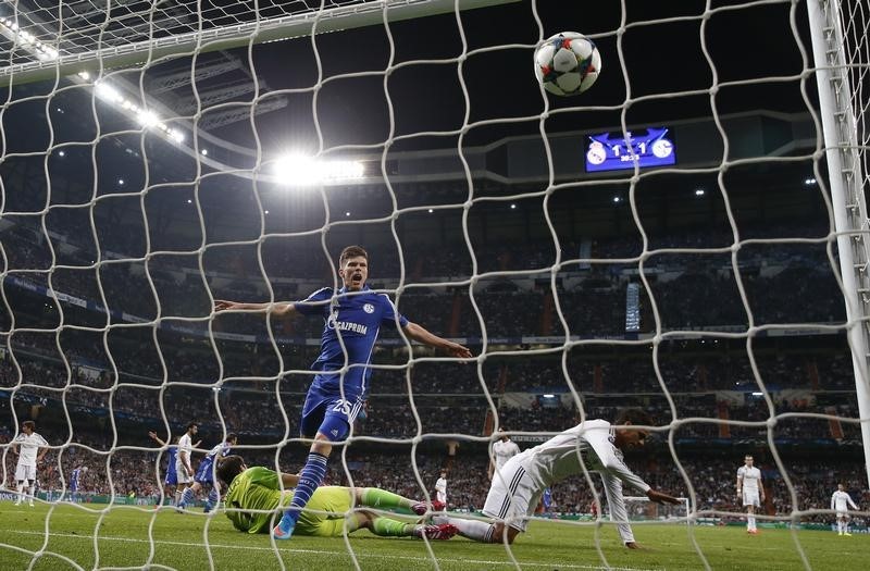 © Reuters. Klaas-Jan Huntelaar marca gol do Schalke 04 no Real Madrid 