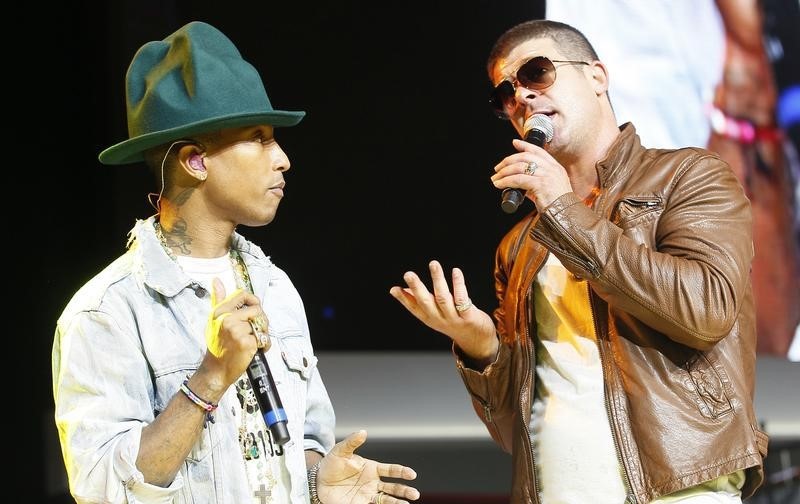 © Reuters. LE DUO PHARRELL WILLIAMS-ROBIN THICKE À L'AMENDE POUR PLAGIAT