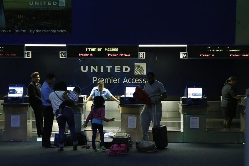 © Reuters. People are seen in the United Airlines terminal at Newark International Airport in New Jersey
