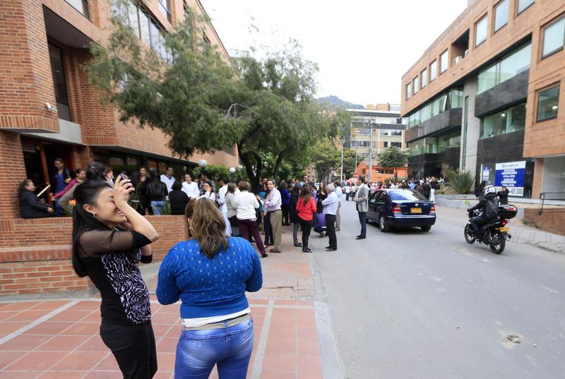 © Reuters. Colombianos saem à rua após tremor em Bogotá