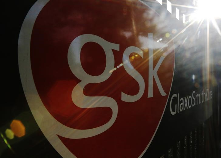 © Reuters. The signage for the GlaxoSmithKline building is pictured in London