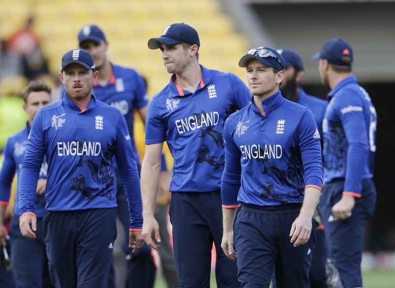 © Reuters. England's Morgan leads his team off the field after Cricket World Cup match loss to Sri Lanka in Wellington