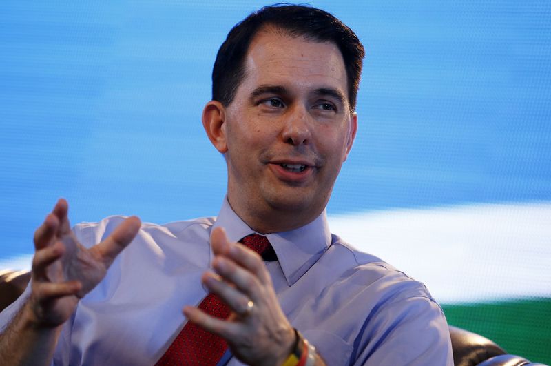 © Reuters. Governor of Wisconsin Scott Walker speaks at the Iowa Agriculture Summit in Des Moines