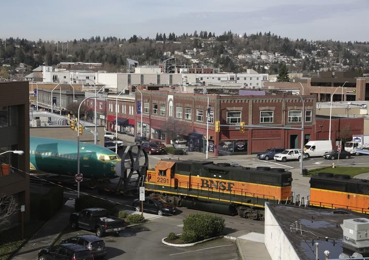 © Reuters. A BNSF train is pictured delivering a Boeing 737 fuselage in Renton, Washington