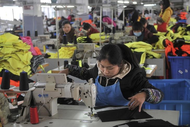 © Reuters. Employee works at a garment factory, which exports products to Europe, in Hefei, Anhui province