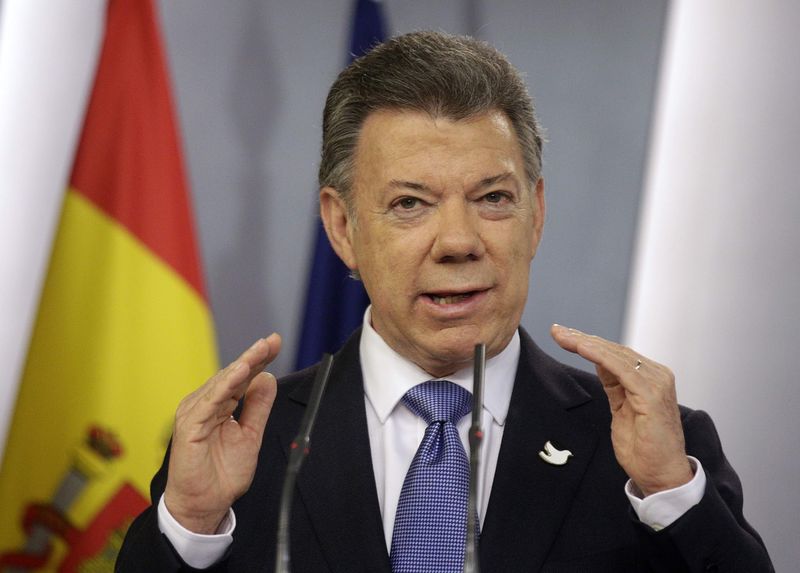 © Reuters. Colombia's President Santos talks during a joint news conference with Spain's PM Rajoy at Moncloa Palace in Madrid