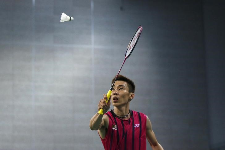 © Reuters. Malaysia's Lee Chong Wei returns a shot against China's Lin Dan during the men's singles semi-final badminton match at Gyeyang Gymnasium at the 17th Asian Games in Incheon