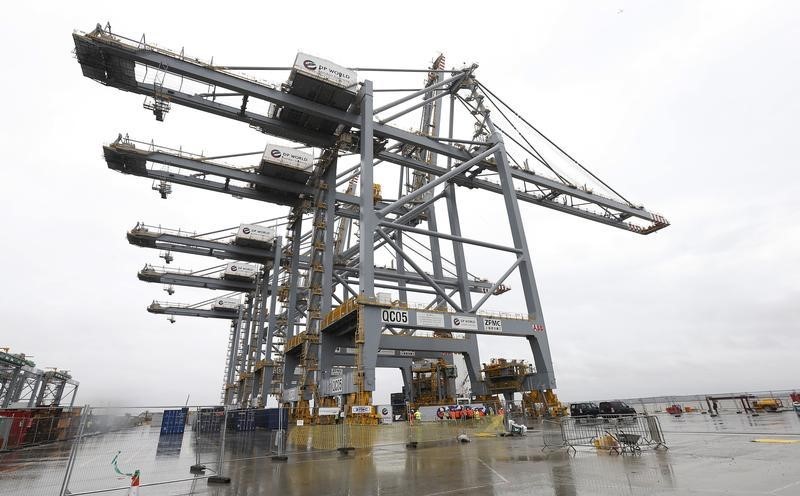 © Reuters. A crane is seen on the quayside at DP World London Gateway container port in Essex, southern England