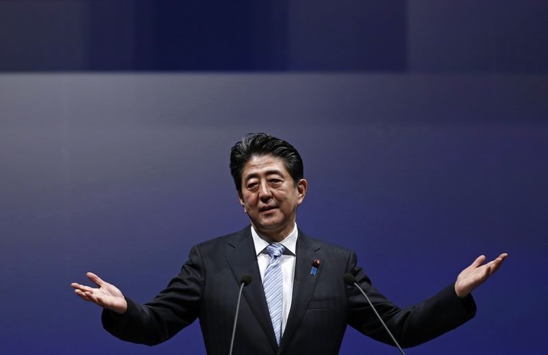 © Reuters. Japan's PM Abe gestures as he delivers his speech during the ruling Liberal Democratic Party annual convention in Tokyo