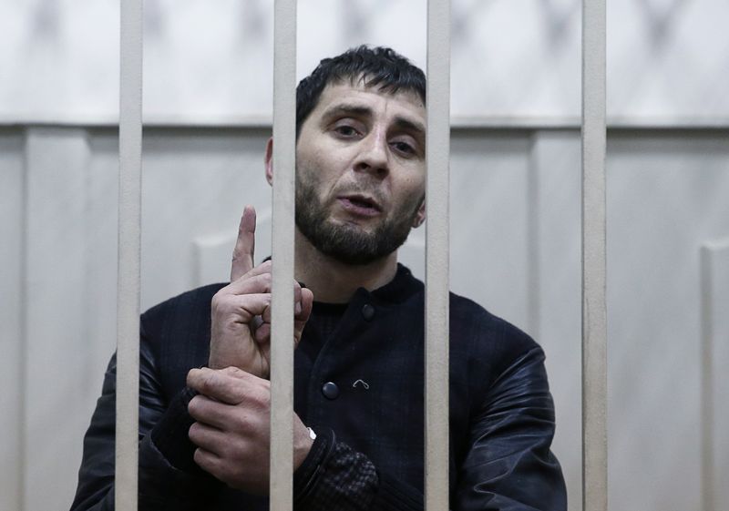 © Reuters. Zaur Dadayev, charged with involvement in the murder of Russian opposition figure Boris Nemtsov, speaks inside a defendants' cage in Moscow