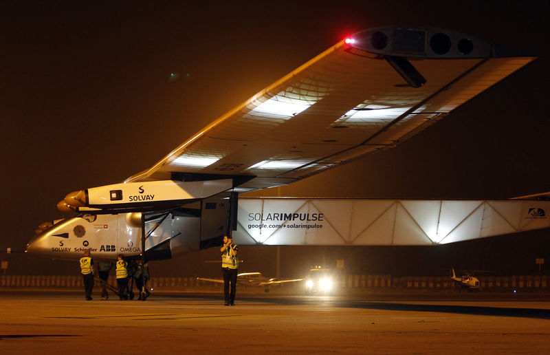 © Reuters. Un avión solar que pretende dar la vuelta al mundo aterriza en India