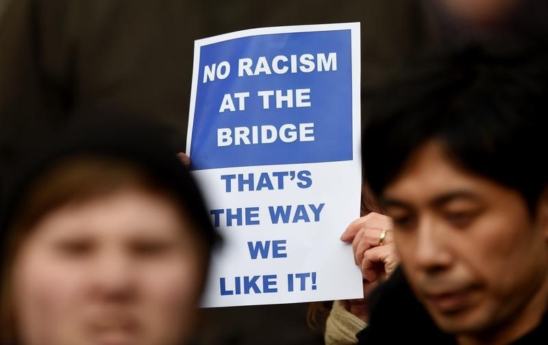 © Reuters.  Víctima de racismo de hinchas del Chelsea rechaza una invitación de Mourinho  