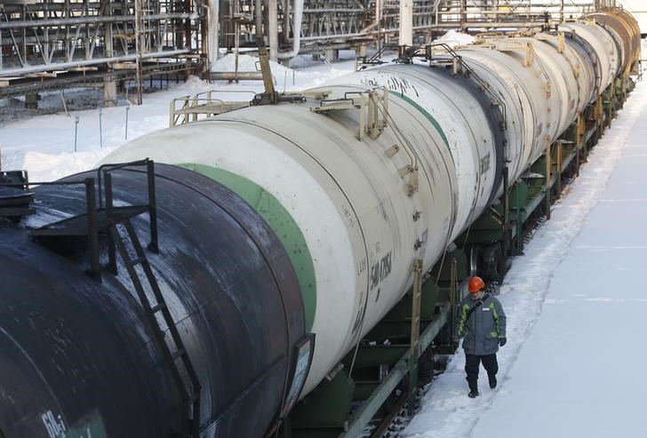 © Reuters. Рабочий проходит мимо цистерн с нефтью на НПЗ Башнефти в Уфе