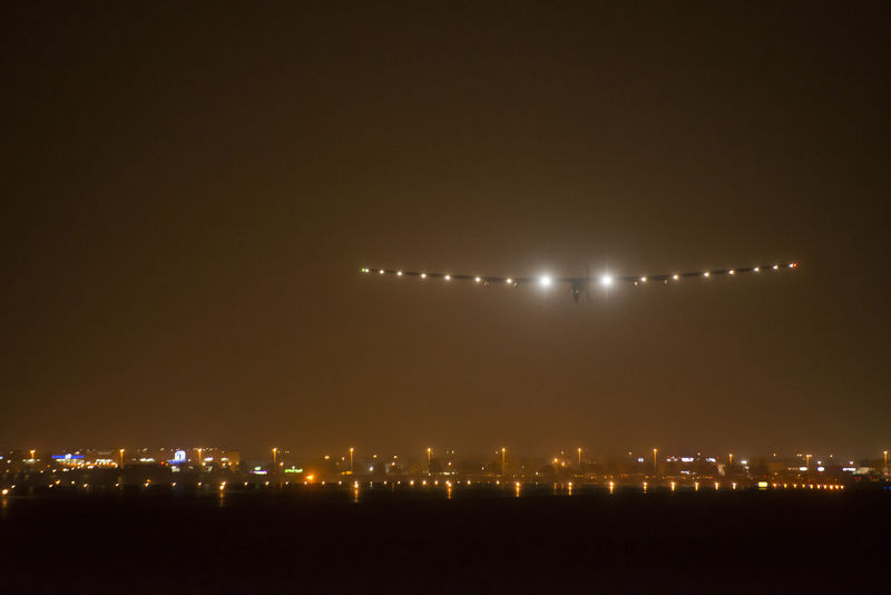 © Reuters. L'AVION SOLAR ATTERRIT EN INDE