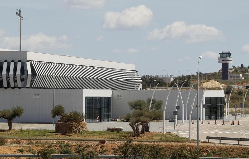 © Reuters. The main building of the Costa Azahar airport is seen, one year after its official inauguration, near Castellon