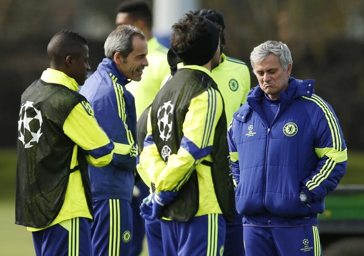 © Reuters. Técnico José Mourinho e jogadores durante treino do Chelsea