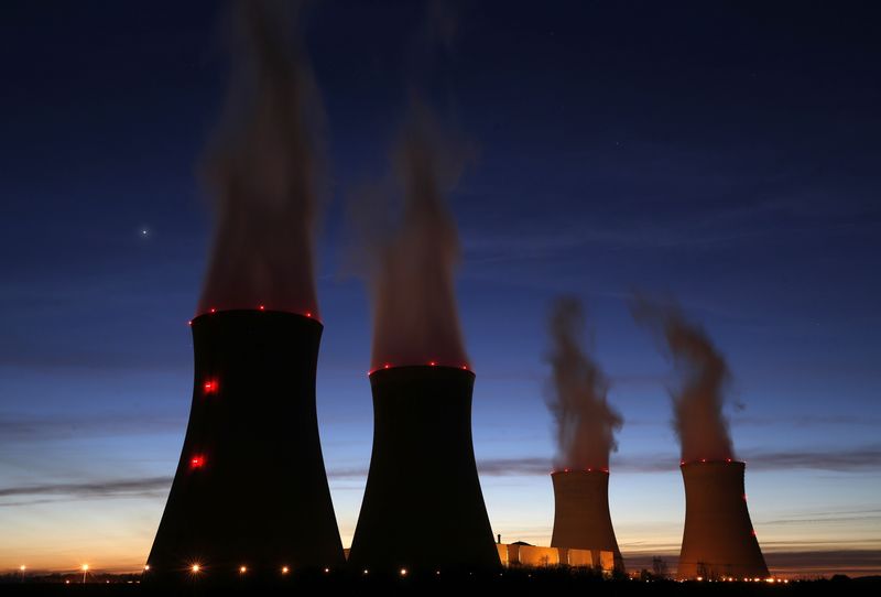 © Reuters. Steam rises at night from the cooling towers of the Dampierre nuclear power plant
