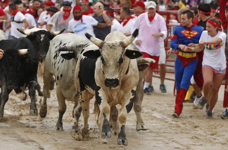 © Reuters.  California dejará de celebrar encierros de toros tras una demanda