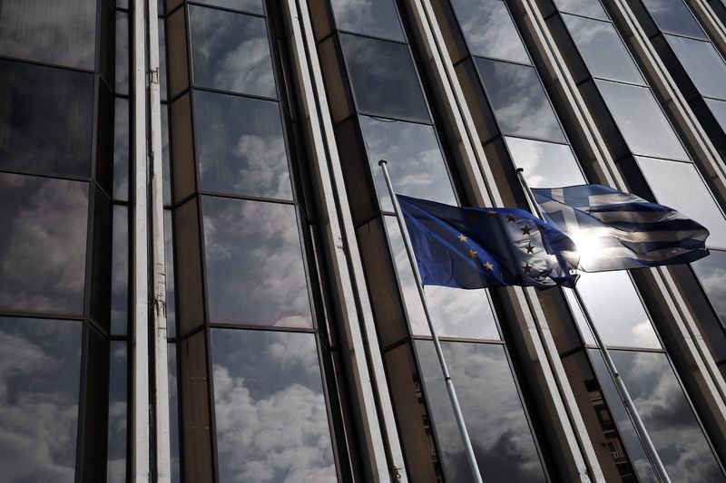 © Reuters. An EU and a Greek national flag flutter as the sky is reflected on a building front in Athens