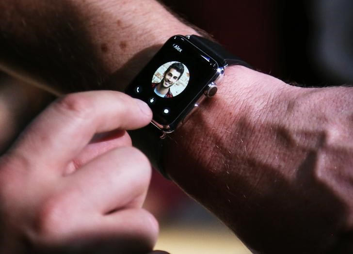 © Reuters. Fabricantes suizos se preparan para sacar sus propios relojes inteligentes 