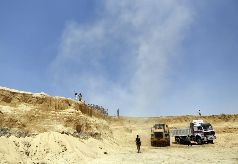 © Reuters. مقابلة-تعديلات تشريعية مرتقبة في مصر تجذب استثمارات بمليارات الدولارات في محور قناة السويس