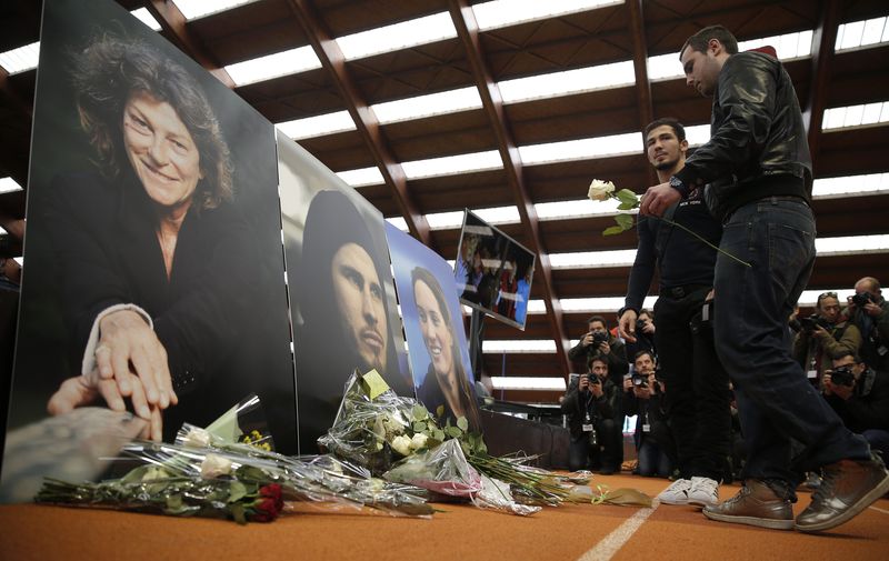 © Reuters. Mundo del deporte francés rinde tributo a los muertos del accidente en Argentina