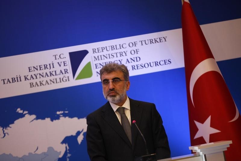 © Reuters. Министр энергетики Турции Танер Йылдыз на пресс-конференции в Стамбуле 