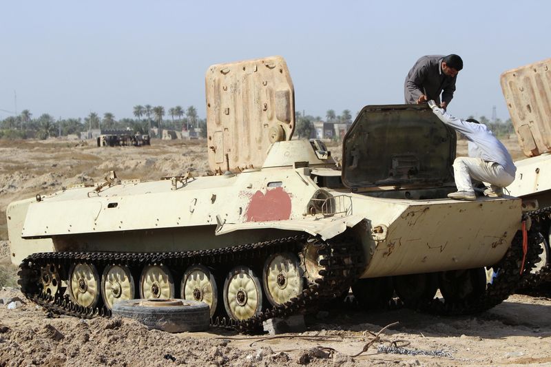 © Reuters. أحدث صراع في العراق ينقذ دبابات صدئة من البقاء في ساحة الخردة