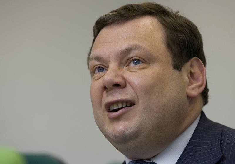 © Reuters. Mikhail Fridman, chairman of Alfa Group, speaks during his news conference in Moscow