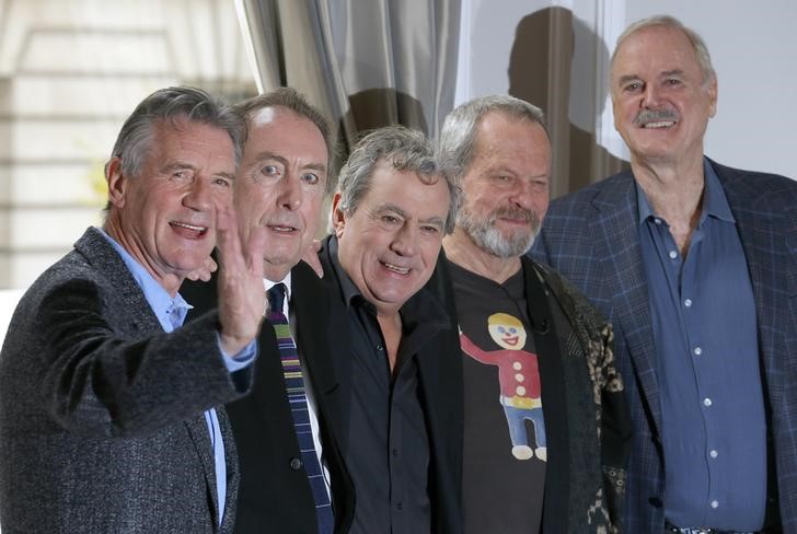 © Reuters. Membros do Monty Python Palin, Idle, Jones, Gilliam e Cleese posam para foto no centro de Londres