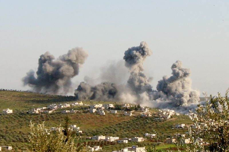 © Reuters. Fumaça vista após ataque aéreo em Atimah, na província de Idlib, segundo ativistas