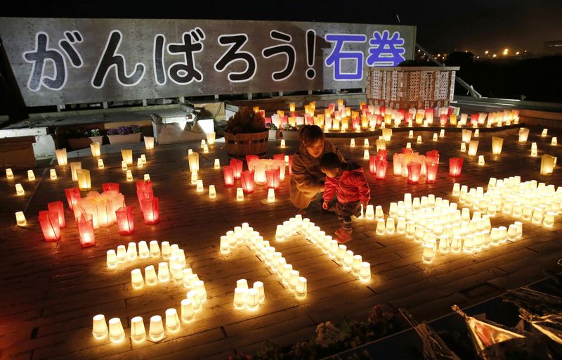 © Reuters. Velas colocadas para lembrar os 4 anos do terremoto de 11 março de 2011 no Japão