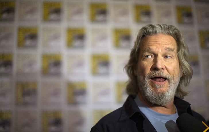 © Reuters. Ator Jeff Bridges concede entrevista coletiva em San Diego