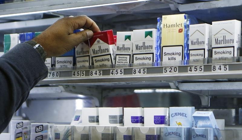 © Reuters. El Parlamento inglés vota prohibir el etiquetado en los paquetes de tabaco