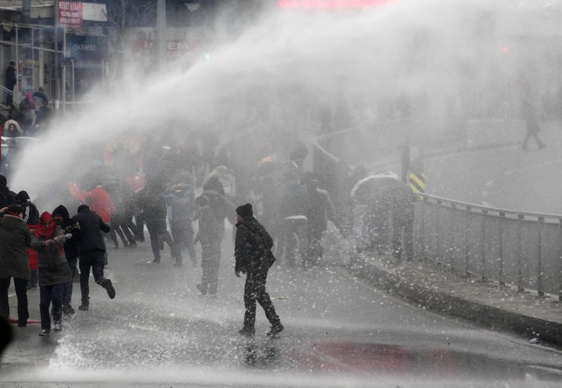 © Reuters. الشرطة التركية تستخدم الغاز المسيل للدموع لفض احتجاج في ذكرى وفاة شاب