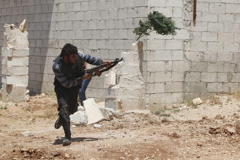 © Reuters. 70 من المعارضة المسلحة ينشقون وينضمون إلى الجيش السوري في دمشق