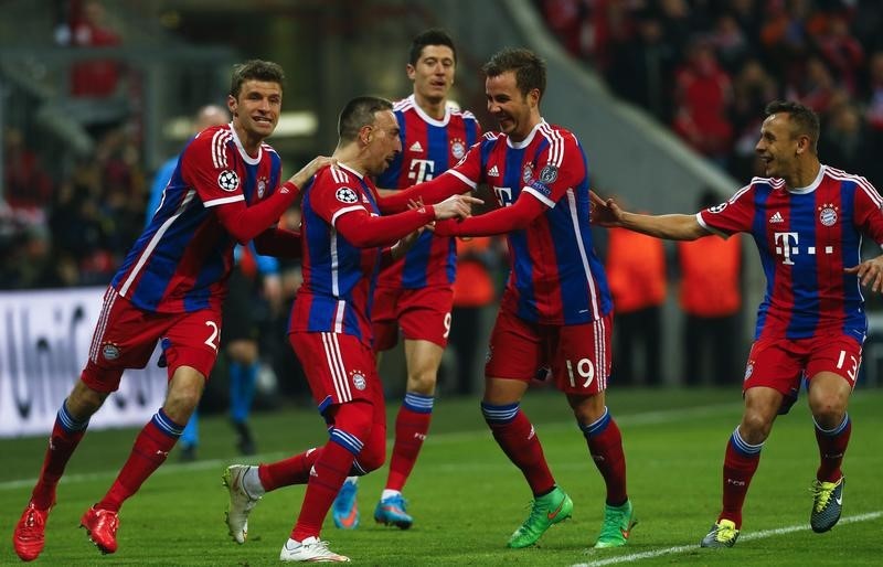 © Reuters. Jogadores do Bayern de Munique comemoram gol contra o Shakhtar Donetsk 